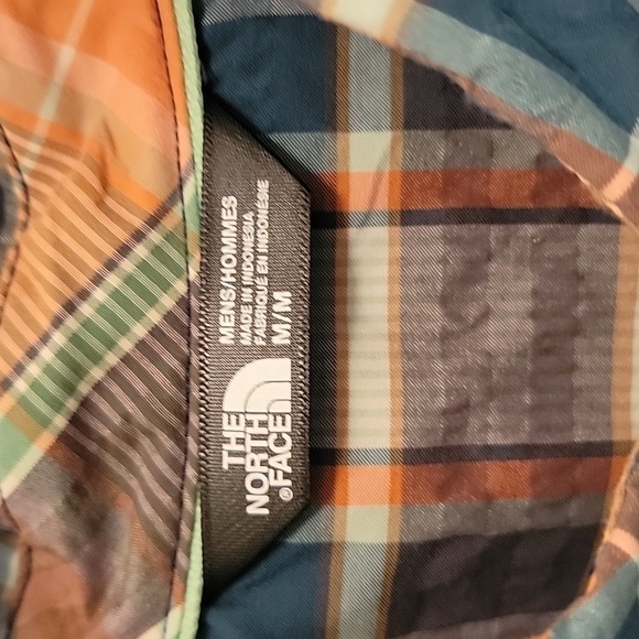 The North Face Short Sleeve Shirt, Button Down, Textured Fabric, Size M, NWOT. - Picture 3 of 4